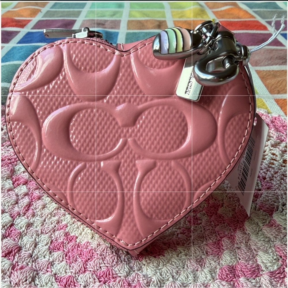 🩷 COACH HEART CHARM IN SIGNATURE LEATHER WITH HEART CHARM 🩷 NWT 🩷 - Picture 12 of 16